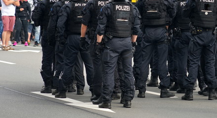 Polizeieinheit in schwarzer Uniform und mit schwarzen Helmen	