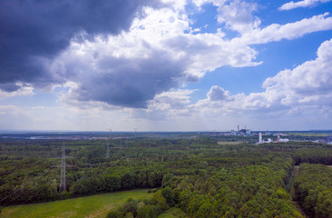 Obraz premium Dramatischer Himmel mit Industrie und Stromtrasse Aerial
