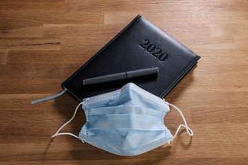 Business in Zeiten von Covid-19, Corona-Virus: Chirurgische Maske / Mundschutz / Corona Maske auf...
