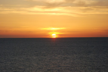 Naklejka premium Sonne verschwindet im Meer