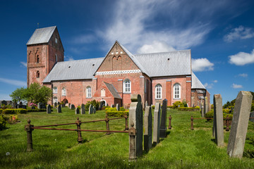 Friesendom Sankt Johannis in Nieblum auf Föhr entzerrt sonnig