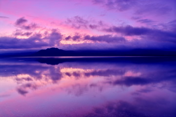 Fototapeta na wymiar 幻想的な夜明けの湖の風景。屈斜路湖、北海道、日本。