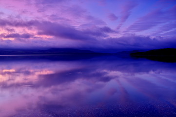 Fototapeta na wymiar 幻想的な夜明けの湖の風景。屈斜路湖、北海道、日本。