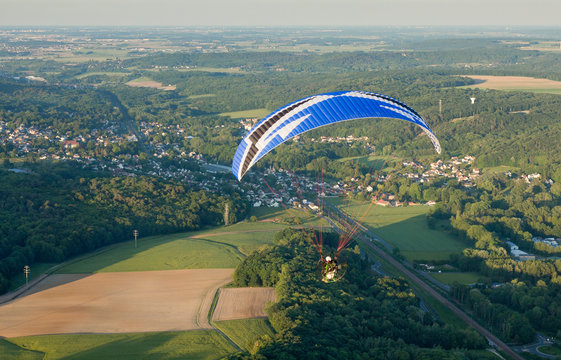 Paramoteur en vol au dessus de Saint-Ch&eacute;ron 91