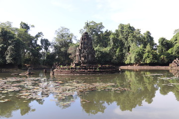 Fototapeta na wymiar Bassin du temple Neak Pean à Angkor, Cambodge 
