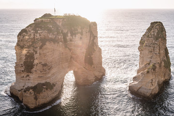 Fototapeta premium Widok na Skałę Raouche zwaną także Pigeon Rock w Bejrucie, stolicy Libanu