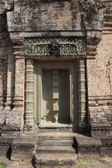 Fototapeta na wymiar Porte du temple Mebon oriental à Angkor, Cambodge 