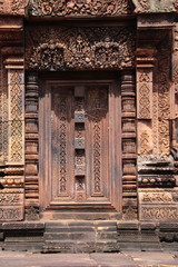 Fototapeta na wymiar Porte du temple Banteay Srei à Angkor, Cambodge