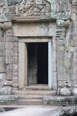 Fototapeta na wymiar Porte d'un temple à Angkor, Cambodge 