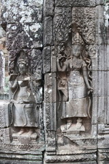 Fototapeta na wymiar Gravure de femmes souriantes du temple Bayon à Angkor, Cambodge