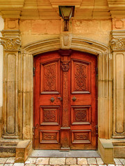 Historisches Seitenportal, Stadtkirche Aalen, Baden-Württemberg, Deutschland. © UllrichG