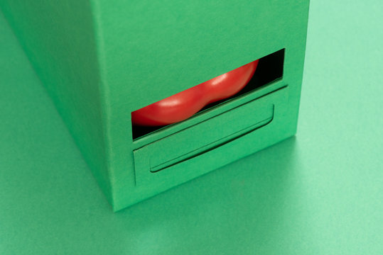 peperone rosso sporge da fessura