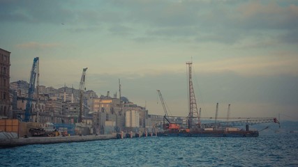 Fototapeta premium A side view of city from the sea