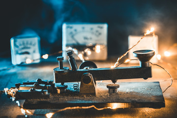 Telegrafo con filo, lo strumento di comunicazione antico durante la guerra