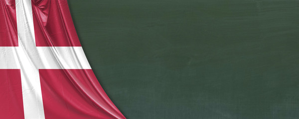 Flagge von Dänemark mit einer Kreidetafel im Hintergrund, Banner.