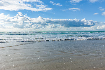 Brandung am Sandstrand in der Bretagne