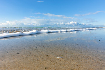 Brandung am Sandstrand in der Bretagne
