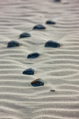 Fototapeta na wymiar Kieselsteine im Sand