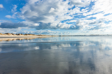 Wasserspiegelung am Sandstrand in der Bretagne