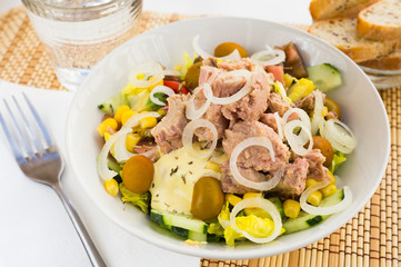 mediterranean vegetable salad with tuna