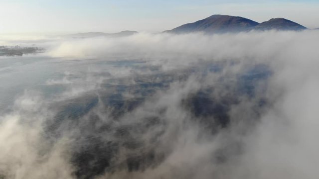 Drone lago nebbia vapore