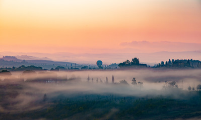 Fototapeta na wymiar sunrise in Tuscany