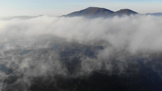 Drone lago nebbia vapore