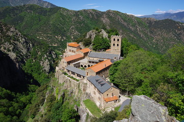 Fototapeta na wymiar Abbaye monastère et église en montagne de saint martin du Canigou dans les Pyrénées orientales en France