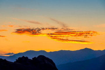 Obraz premium Mountain Peaks and Golden Post-Sunset Sky