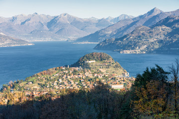 Fototapeta na wymiar Bellagio, Como, Lombardia. Panoramica del borgo con i due rami del lago verso Varenna.