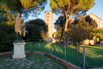 Ravenna, Sant'Apollinare in Classe con statua di Augusto e campabile cilindrico