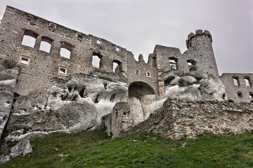 Fototapeta na wymiar 14th century medieval Polish castle Ogrodzieniec. Poland, Europe.