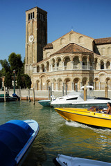 Naklejka premium Murano, Venezia. Traffico di barche sul canale ai SS Donato e Maria