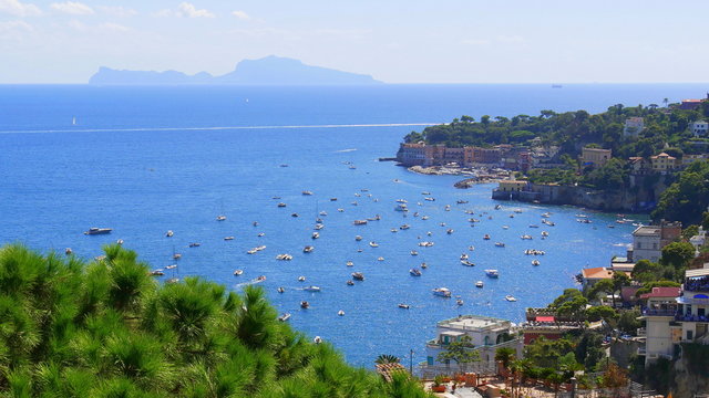 Golf von Neapel mit der Insel Capri am Horizont