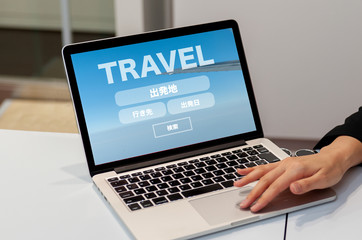GO TO TRAVEL キャンペーン　　Go Toキャンペーン
旅行のオンライン予約検索のイメージ　ノートパソコンで旅行の予約検索の画面を見せている女性の手