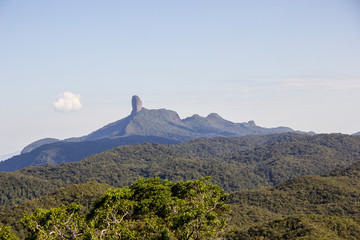 Obraz premium Peak of the friar of Angra dos Reis, seen from the city of Bananau in the Serra da Bocaina in Sao Paulo.