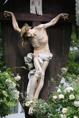 Alte Holzstatue des leidenden Christus am Kreuz, altes Kruzifix in Österreich, Jesusdarstellung am...