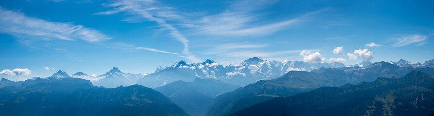 grandioses Alpenpanorama Berner Oberland, Aussicht vom Niederhorn auf die Gletscherwelt