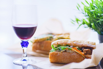 バゲットサンド　サンドイッチ　テイクアウト　デリバリー　持ち帰り　ワイン　グルメ　家飲み　宴会