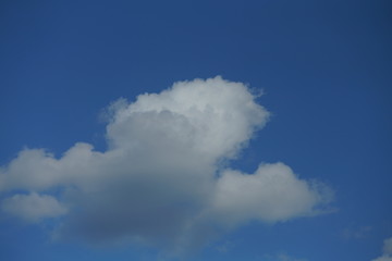 Fototapeta na wymiar Sommer Wolken Himmel in blau und weiß