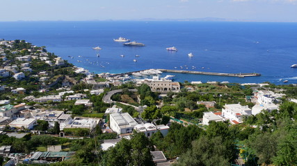 Blick auf Capri und Hafenanlage mit dem offenen Meer und ankommenden Booten