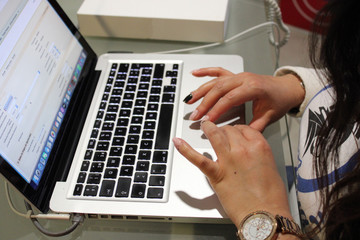 Mujer trabajando en home office