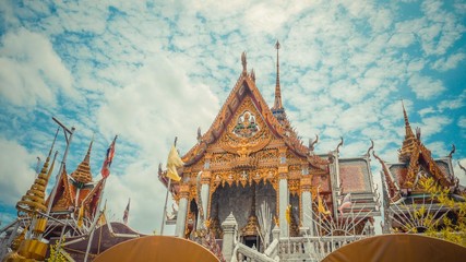 Obraz premium A monument with sculptuers golden roof