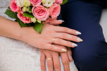 Obraz na płótnie Canvas Wedding rings of newlyweds