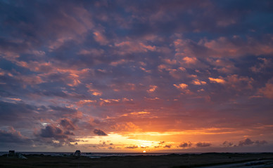 Spektakulärer Sonnenuntergang am Strand von St.-Peter-Ording , Schleswig-Holstein, Deutschland