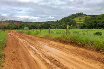 Fototapeta premium Estrada rural com muita lama, depois de chuva intensa, em área do município de Guarani, Minas Gerais