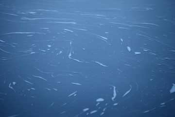 Naklejka premium Calm water surface with a foam pattern, texture for background