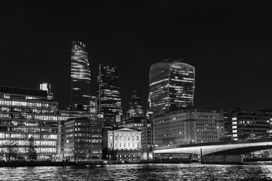 Fototapeta View of the London Skyline at dusk