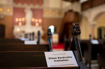 Abstand halten in der Kirche