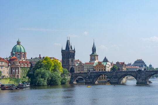 vistas del puente de san charles en praga, torre de la polvora
